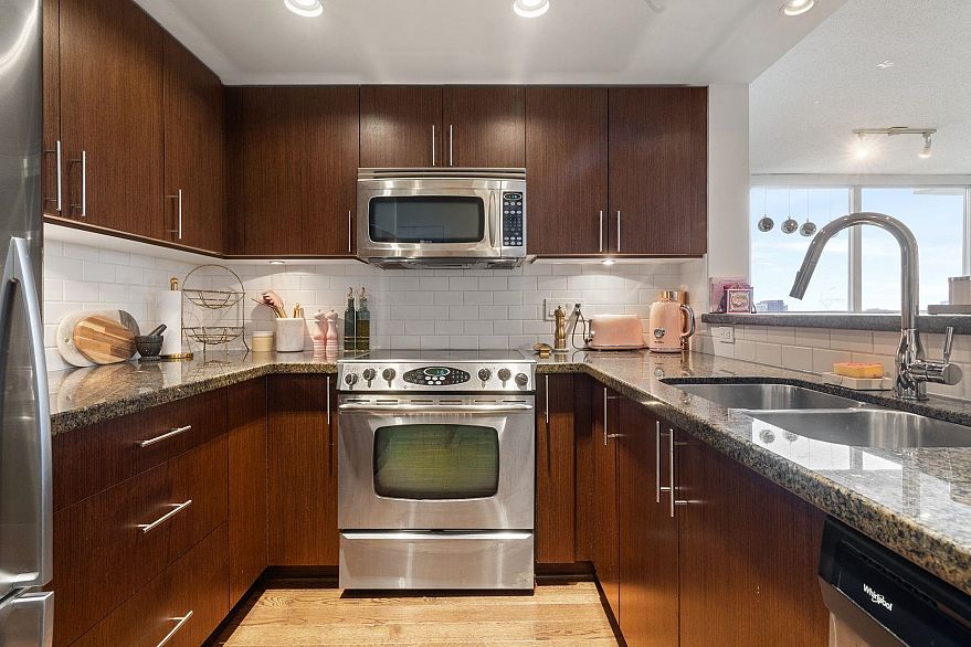 1702 125 Milross Avenue