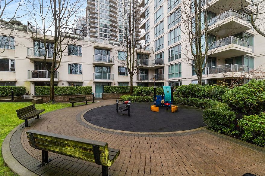 1702 125 Milross Avenue