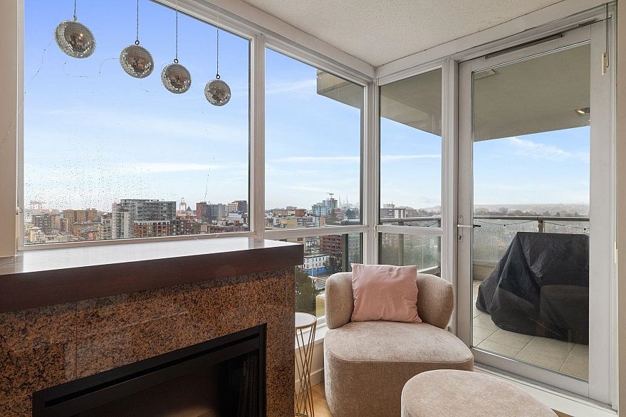 1702 125 Milross Avenue