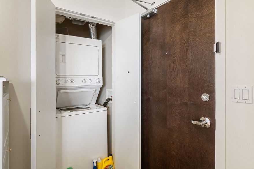 1702 125 Milross Avenue