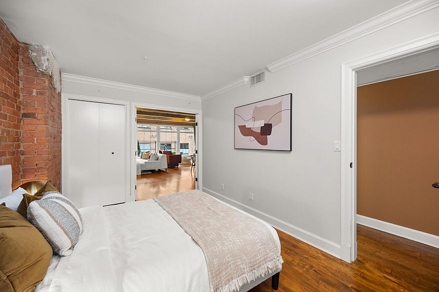 301 1155 Mainland Street