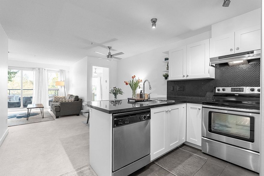 206 4550 Fraser Street