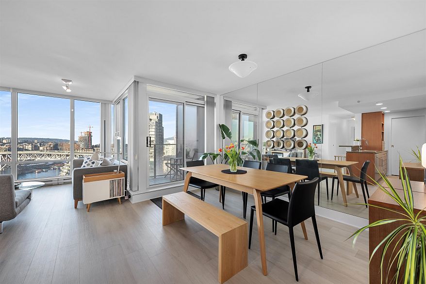 2105 455 Beach Crescent