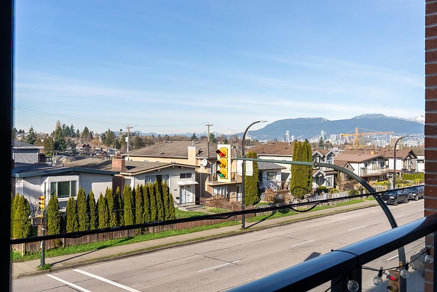 206 4550 Fraser Street