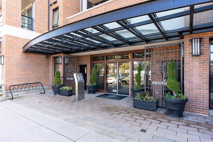 206 4550 Fraser Street