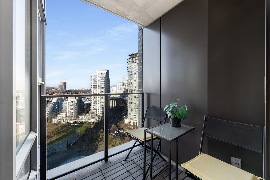 2105 455 Beach Crescent