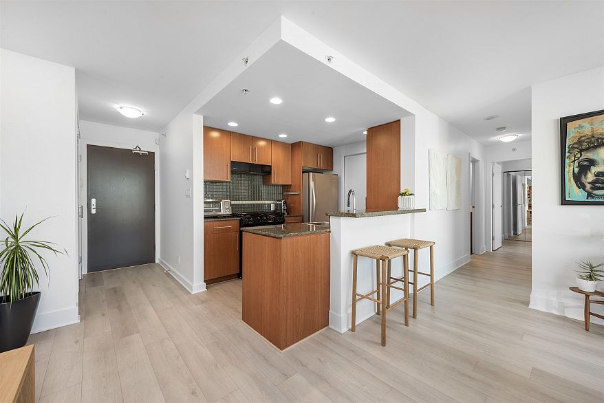 2105 455 Beach Crescent