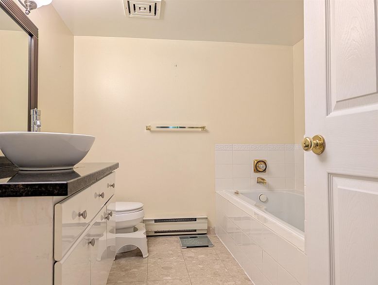 104 5880 Hampton Place