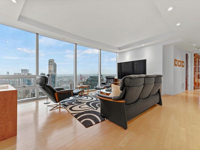 3704 938 Nelson Street