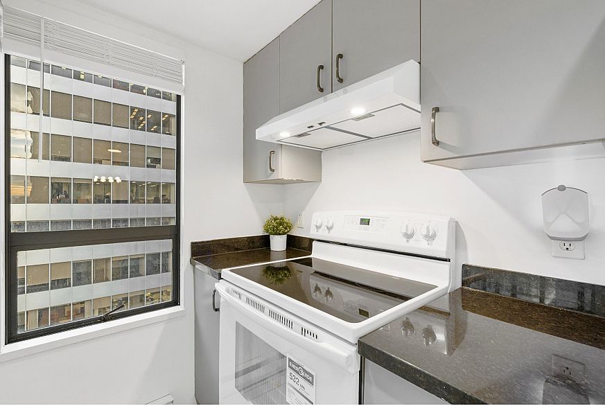 1006 1060 Alberni Street