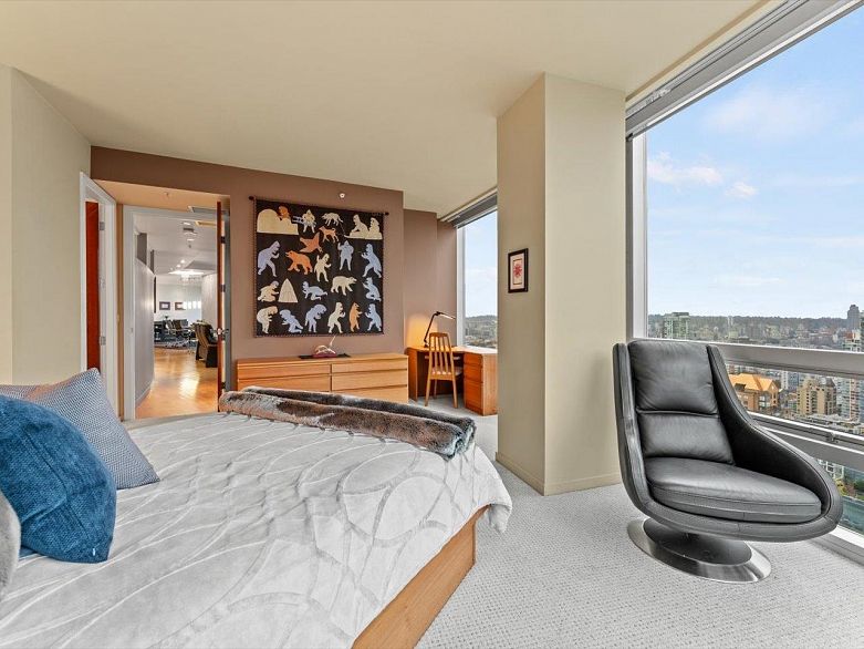 3704 938 Nelson Street