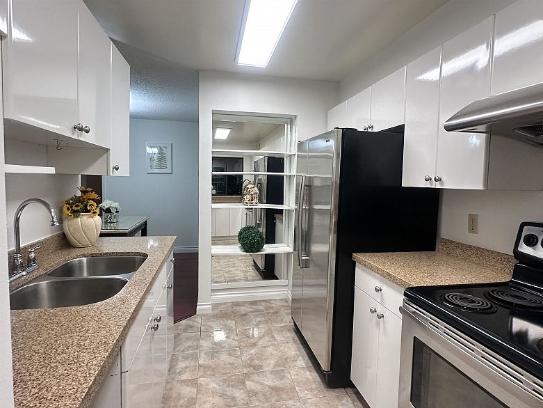 207 1080 Broughton Street