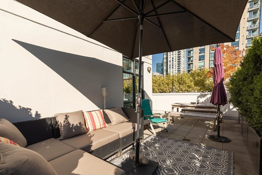 PH803 988 Richards Street