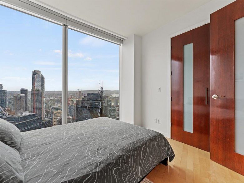 3704 938 Nelson Street