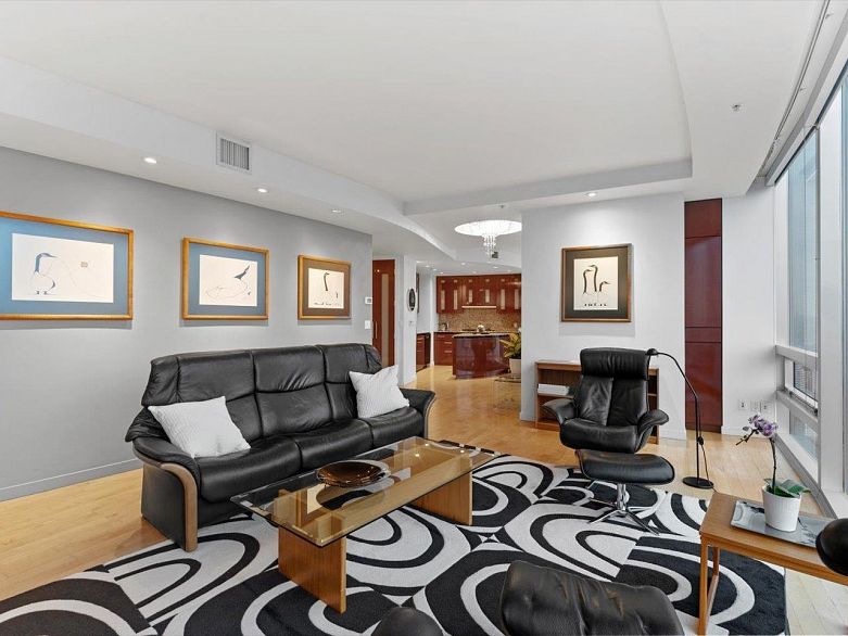 3704 938 Nelson Street