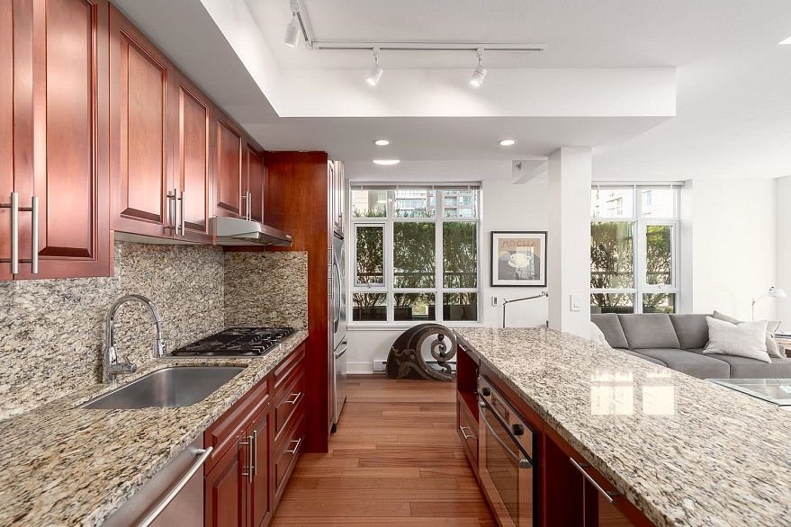 PH803 988 Richards Street