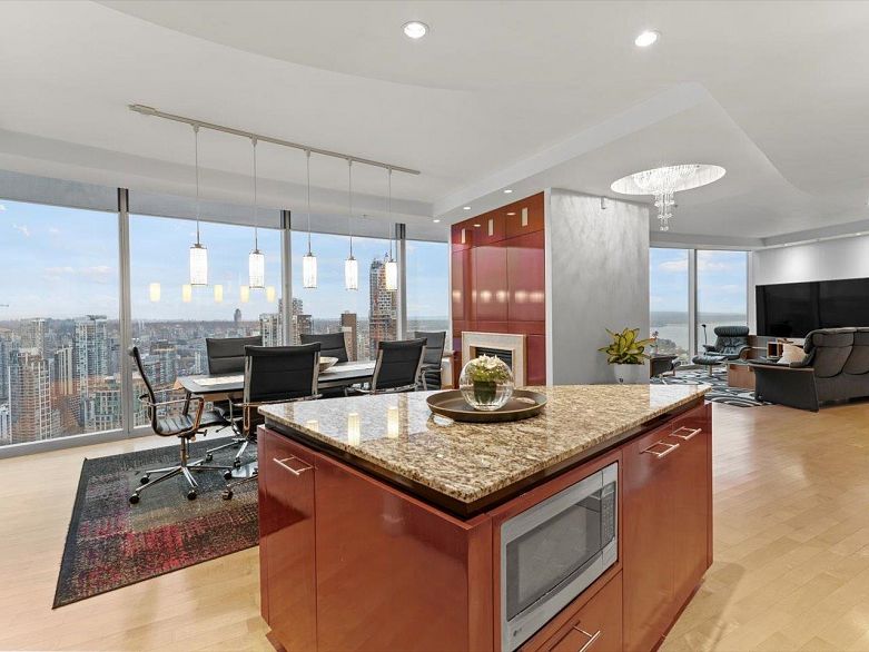 3704 938 Nelson Street