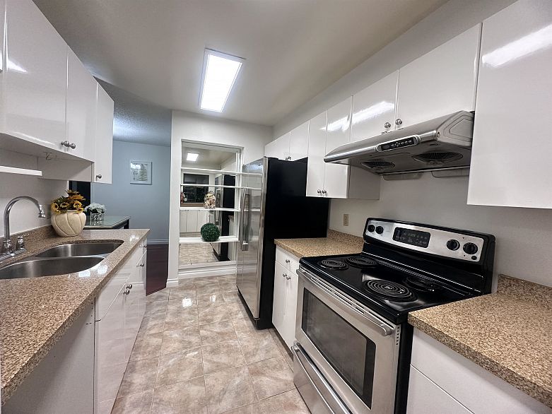 207 1080 Broughton Street