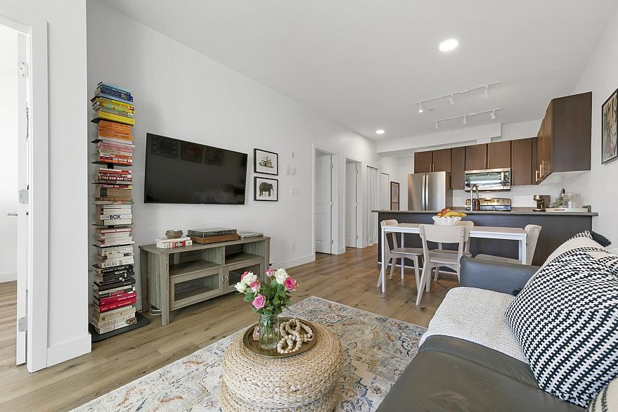 206 688 E 17th Avenue