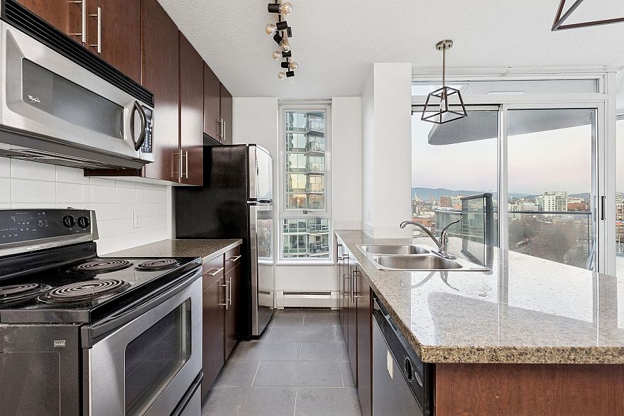 1609 688 Abbott Street