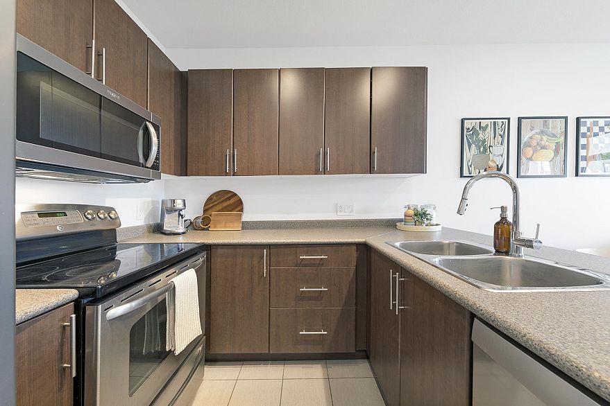 206 688 E 17th Avenue