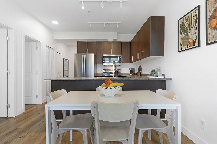 206 688 E 17th Avenue