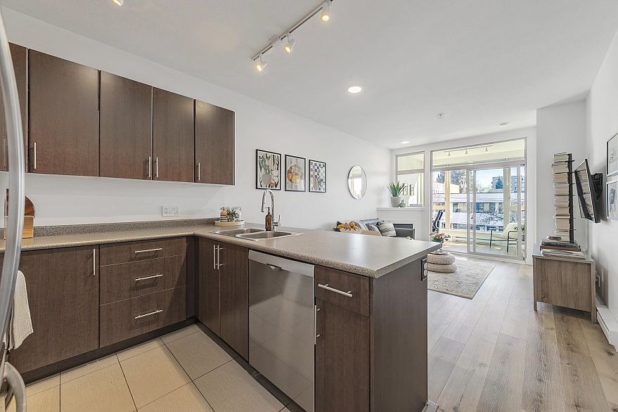 206 688 E 17th Avenue