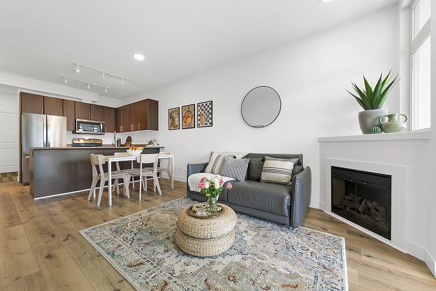 206 688 E 17th Avenue