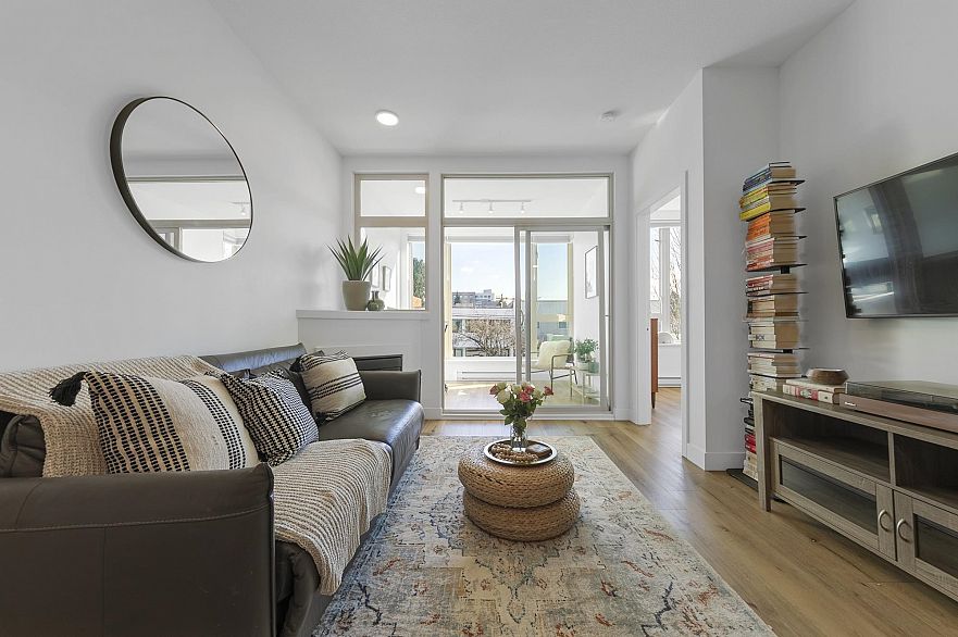 206 688 E 17th Avenue