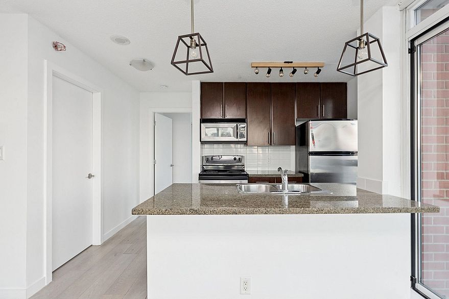 1609 688 Abbott Street