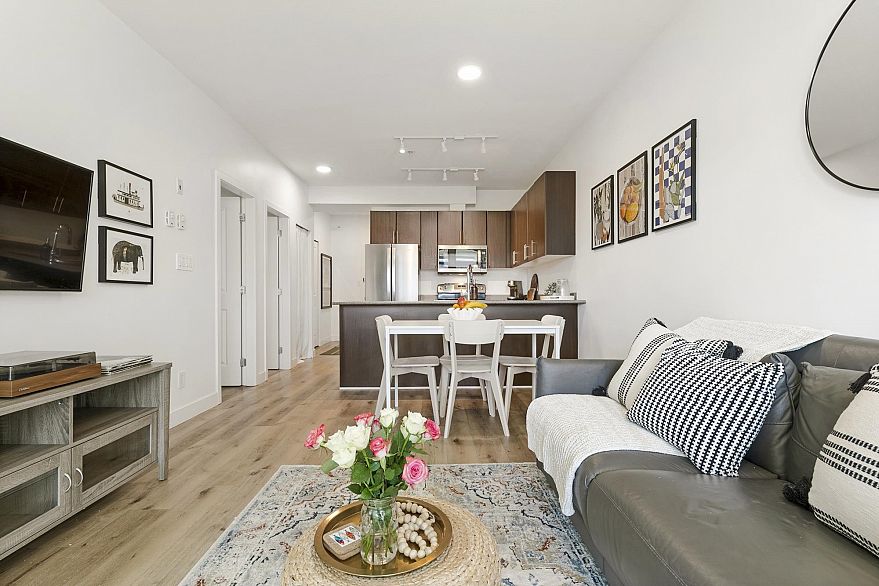 206 688 E 17th Avenue