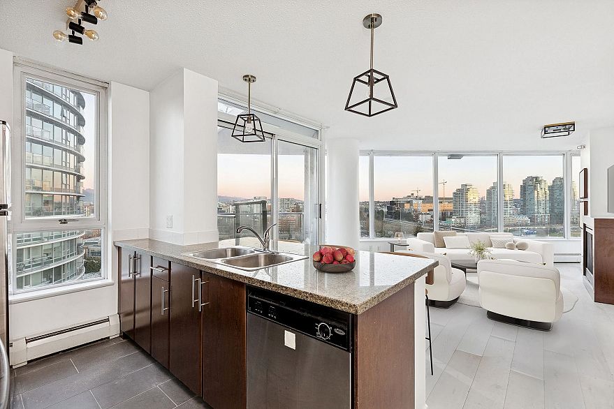 1609 688 Abbott Street