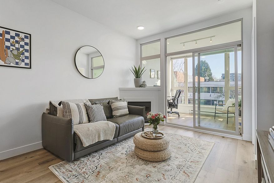 206 688 E 17th Avenue