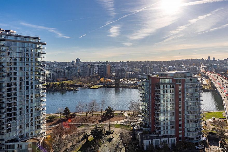 912 68 Smithe Street