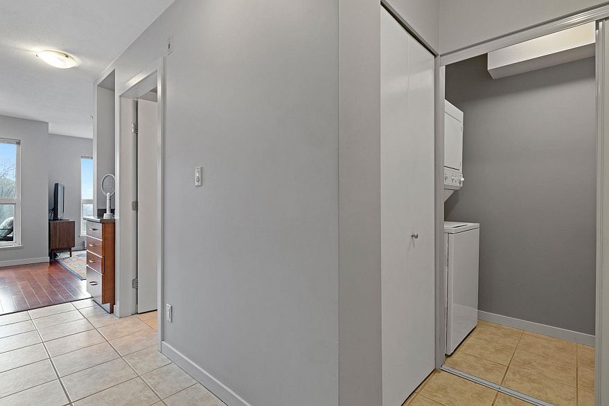 412 2891 E Hastings Street