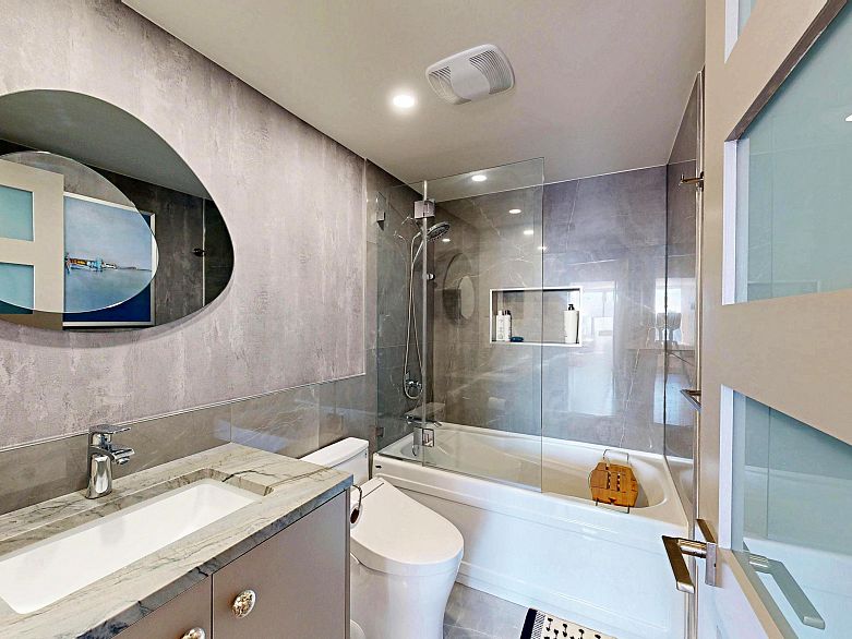 2706 1033 Marinaside Crescent