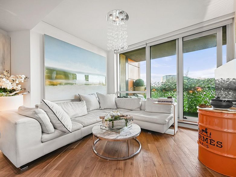 803 8555 Granville Street