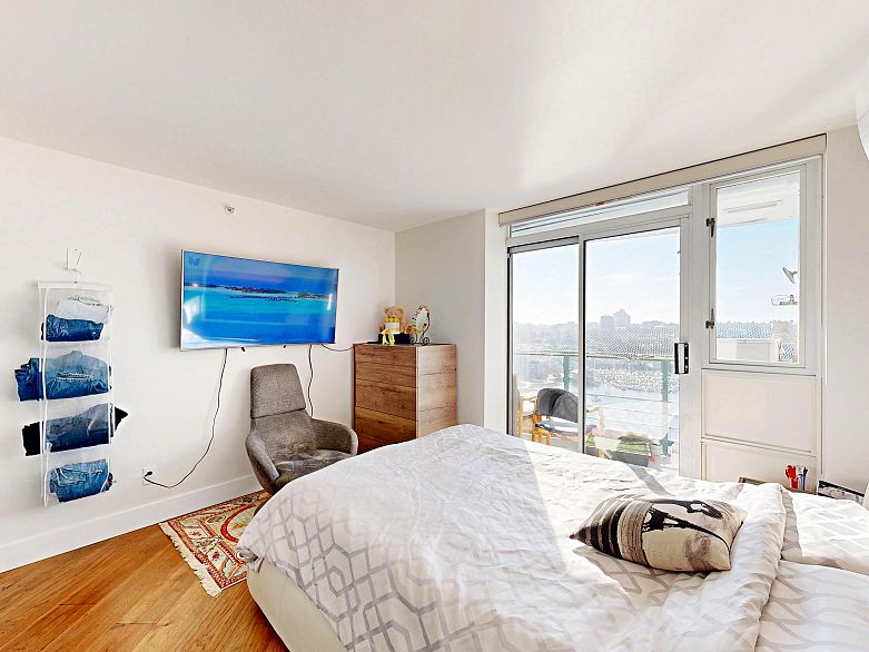 2706 1033 Marinaside Crescent