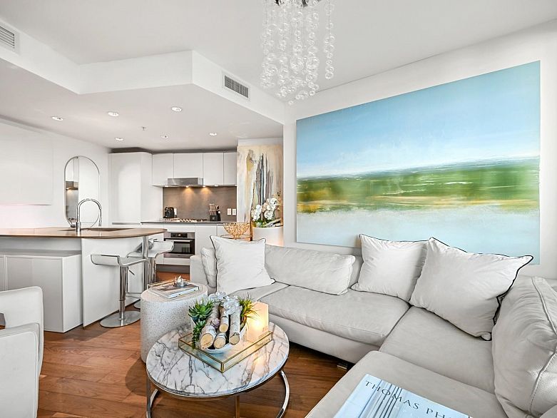 803 8555 Granville Street