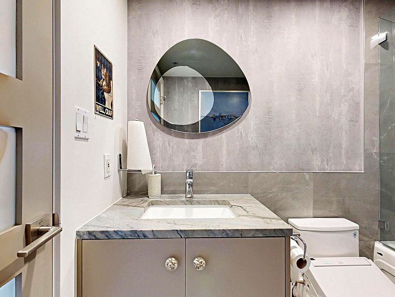 2706 1033 Marinaside Crescent