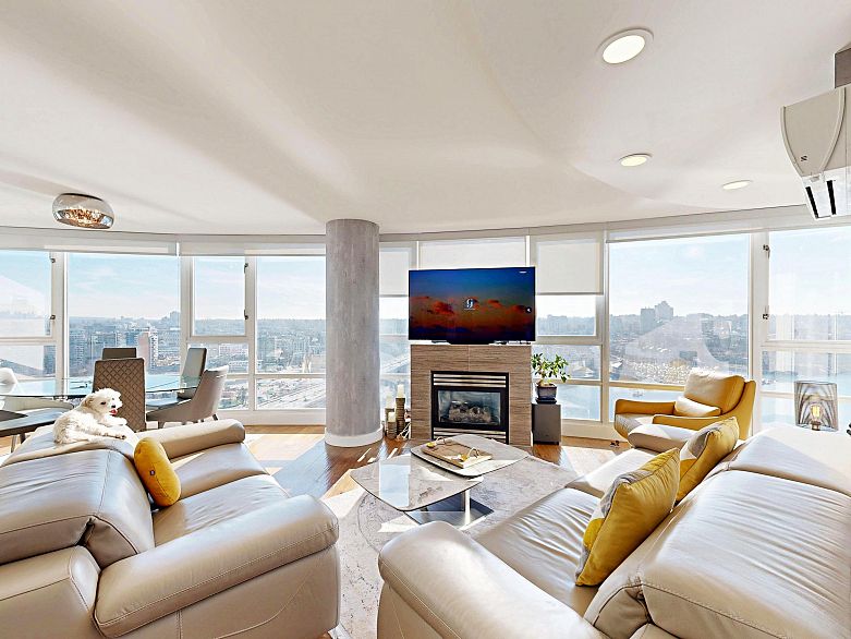 2706 1033 Marinaside Crescent