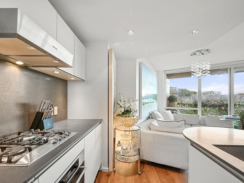 803 8555 Granville Street