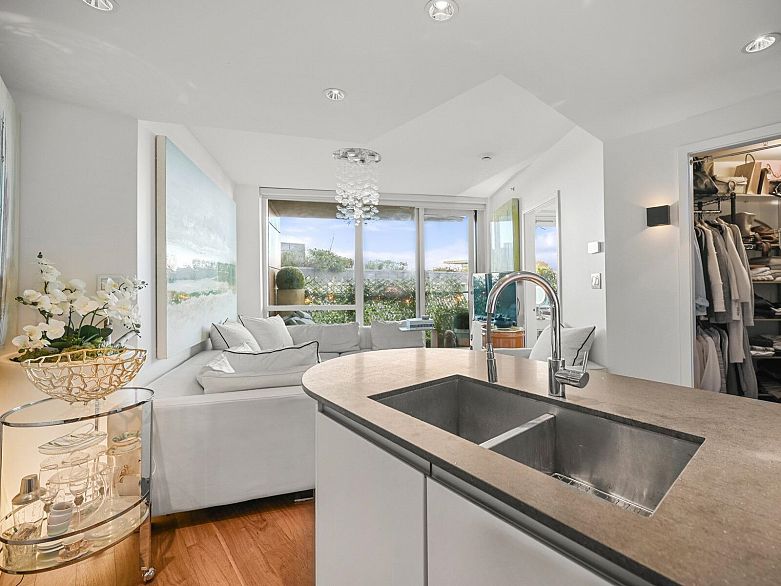 803 8555 Granville Street