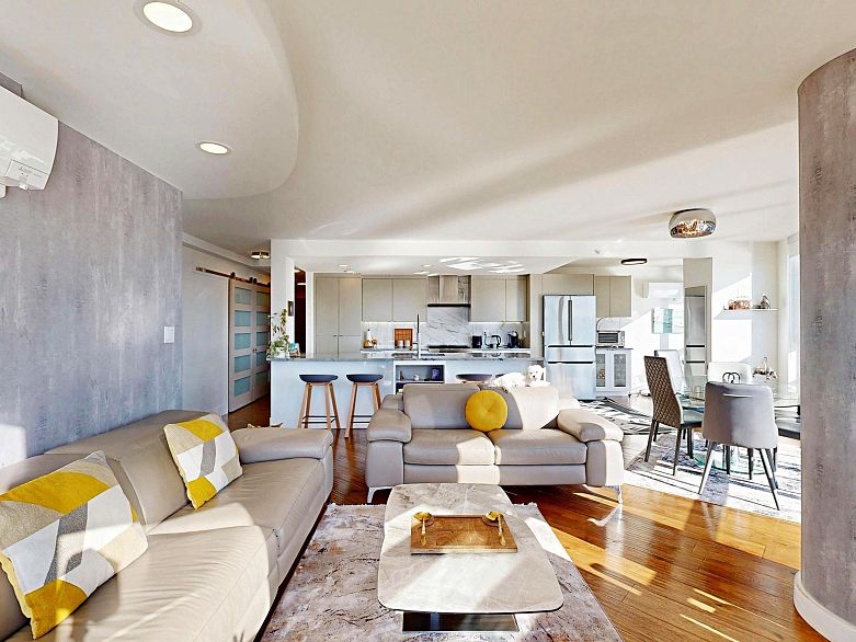 2706 1033 Marinaside Crescent