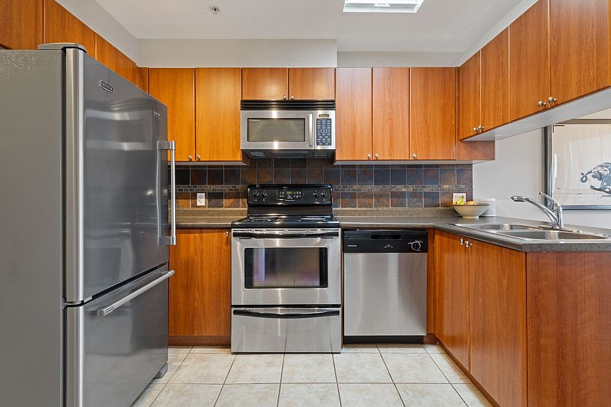 412 2891 E Hastings Street