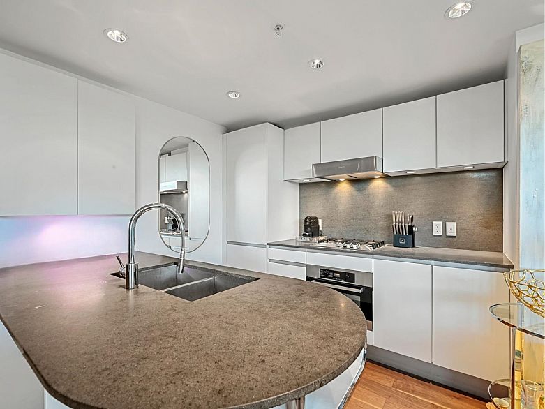 803 8555 Granville Street