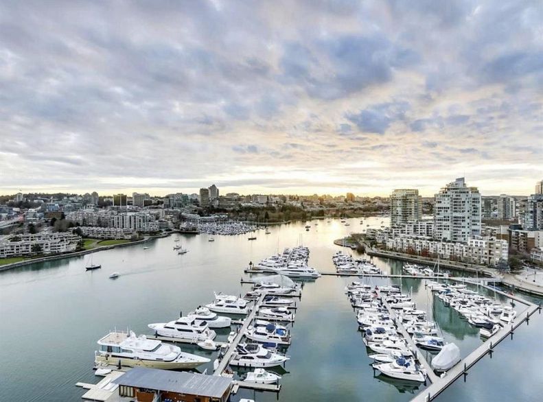 2706 1033 Marinaside Crescent