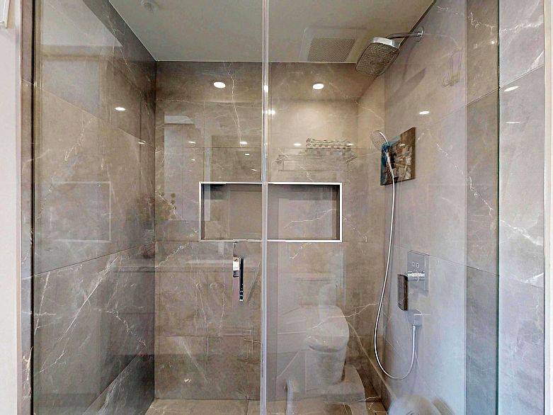 2706 1033 Marinaside Crescent