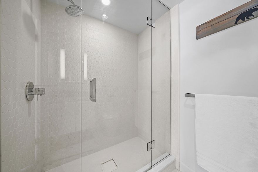 1205 188 Keefer Street