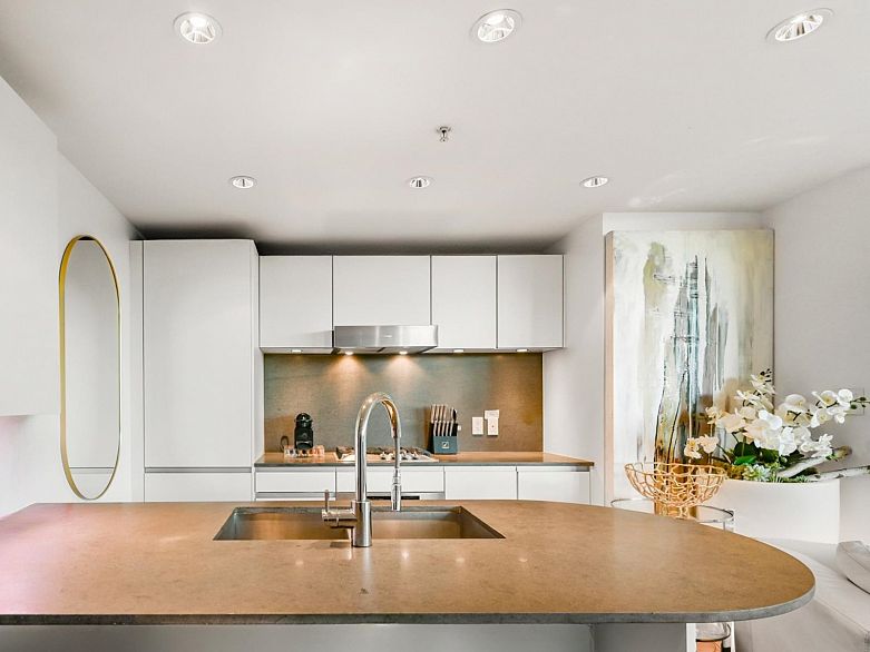 803 8555 Granville Street